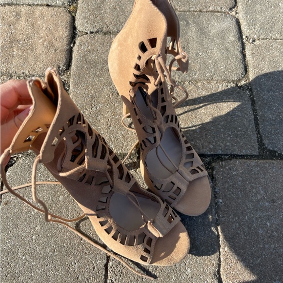 Shoemint cream/tan heels - Picture 4 of 9